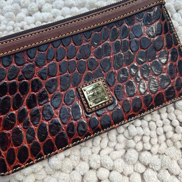 Dooney & Bourke Croc Embossed Leather Large Slim Wristlet Bag Wallet Brown - Picture 5 of 7